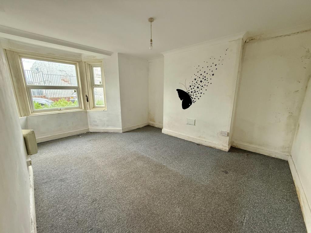 Lot: 79 - FREEHOLD BLOCK FOR INVESTMENT - Flat A Living room